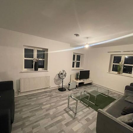 Lovely Spacious Entire 1 Bedroom Apartment - New Management Londyn Zewnętrze zdjęcie