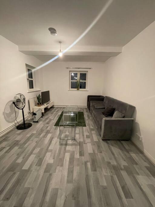 Lovely Spacious Entire 1 Bedroom Apartment - New Management Londyn Zewnętrze zdjęcie