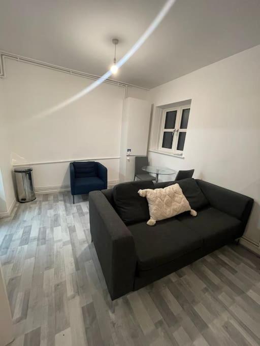 Lovely Spacious Entire 1 Bedroom Apartment - New Management Londyn Zewnętrze zdjęcie