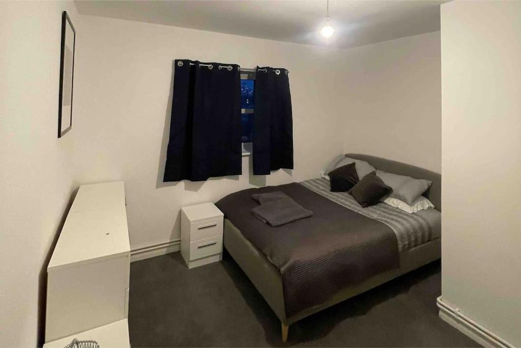 Lovely Spacious Entire 1 Bedroom Apartment - New Management Londyn Zewnętrze zdjęcie